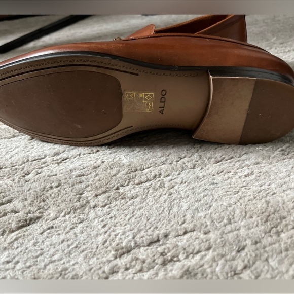 Aldo Sleek Tan color Loafers with chain detail Sz 10 - Picture 5 of 9